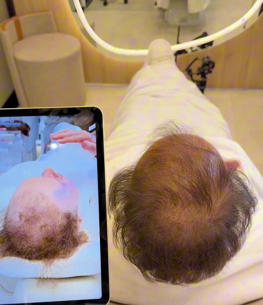 Comparativo de evolução em tablet ao lado da paciente